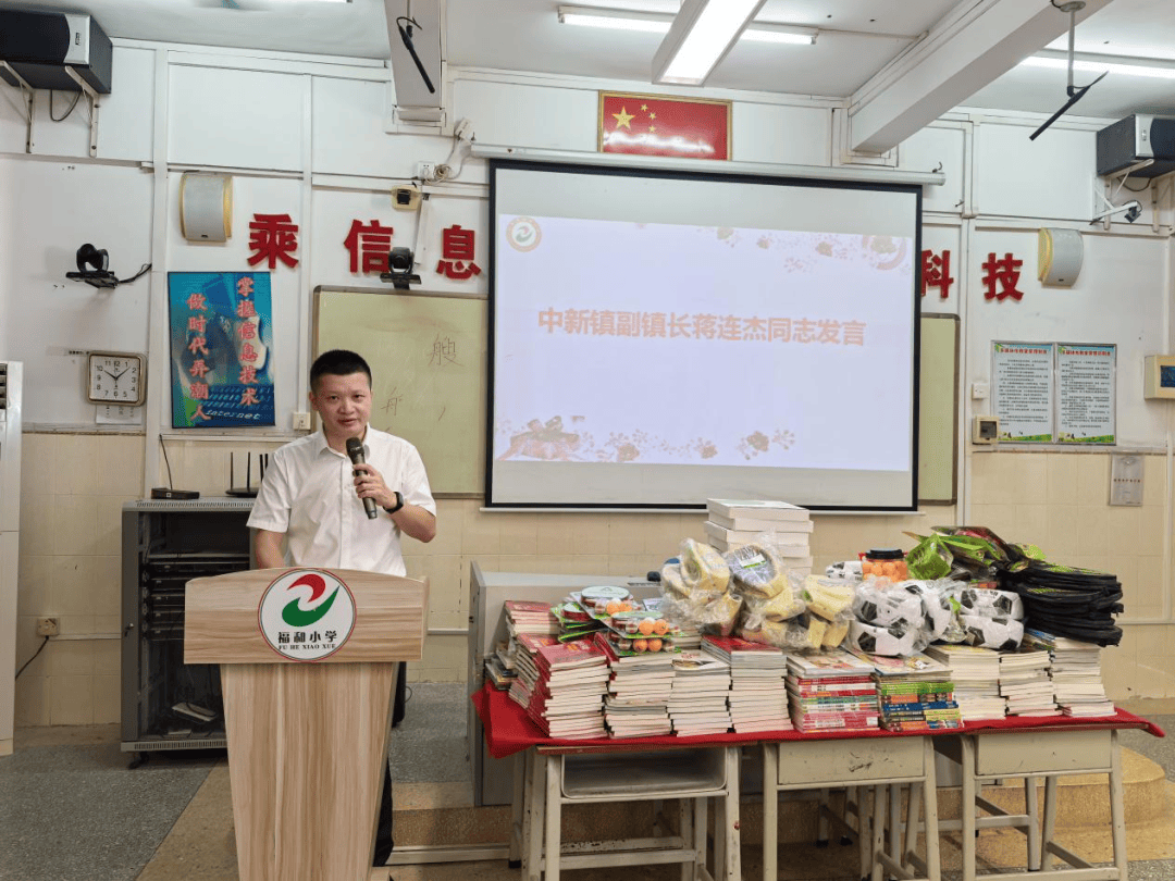 关于球队向当地学校捐赠图书，助力教育事业发展的信息