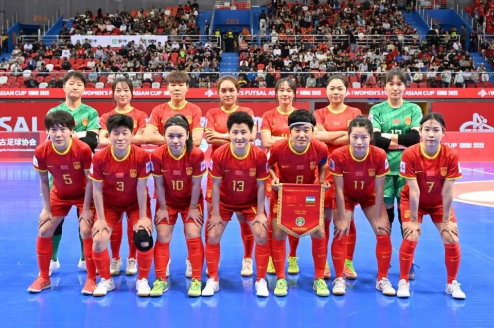 运动员在女子足球赛事中创造辉煌战绩