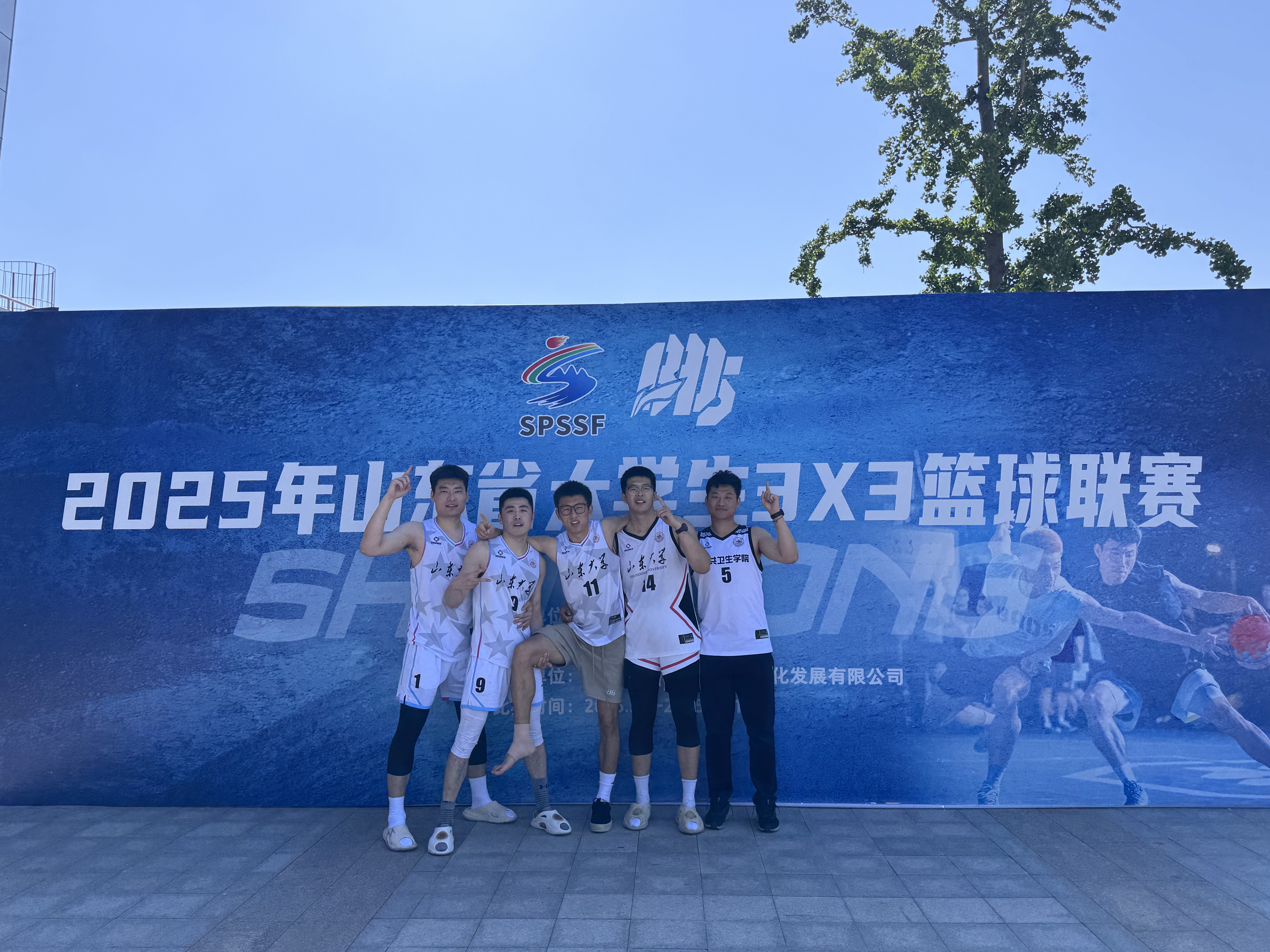 包含篮球联赛最新消息：球队实力大比拼的词条