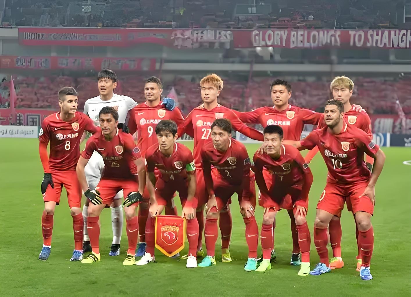 顶级足球对决点燃赛场热情，球员斗志昂扬争先恐后的简单介绍