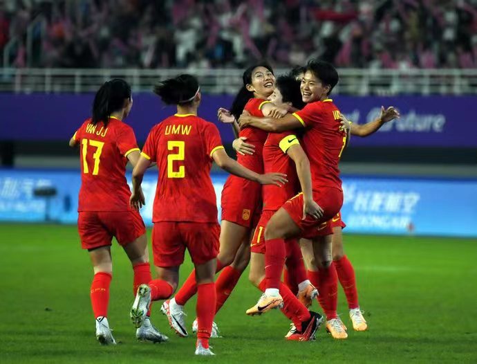 中国女足赛事中再次展现实力，晋级半决赛