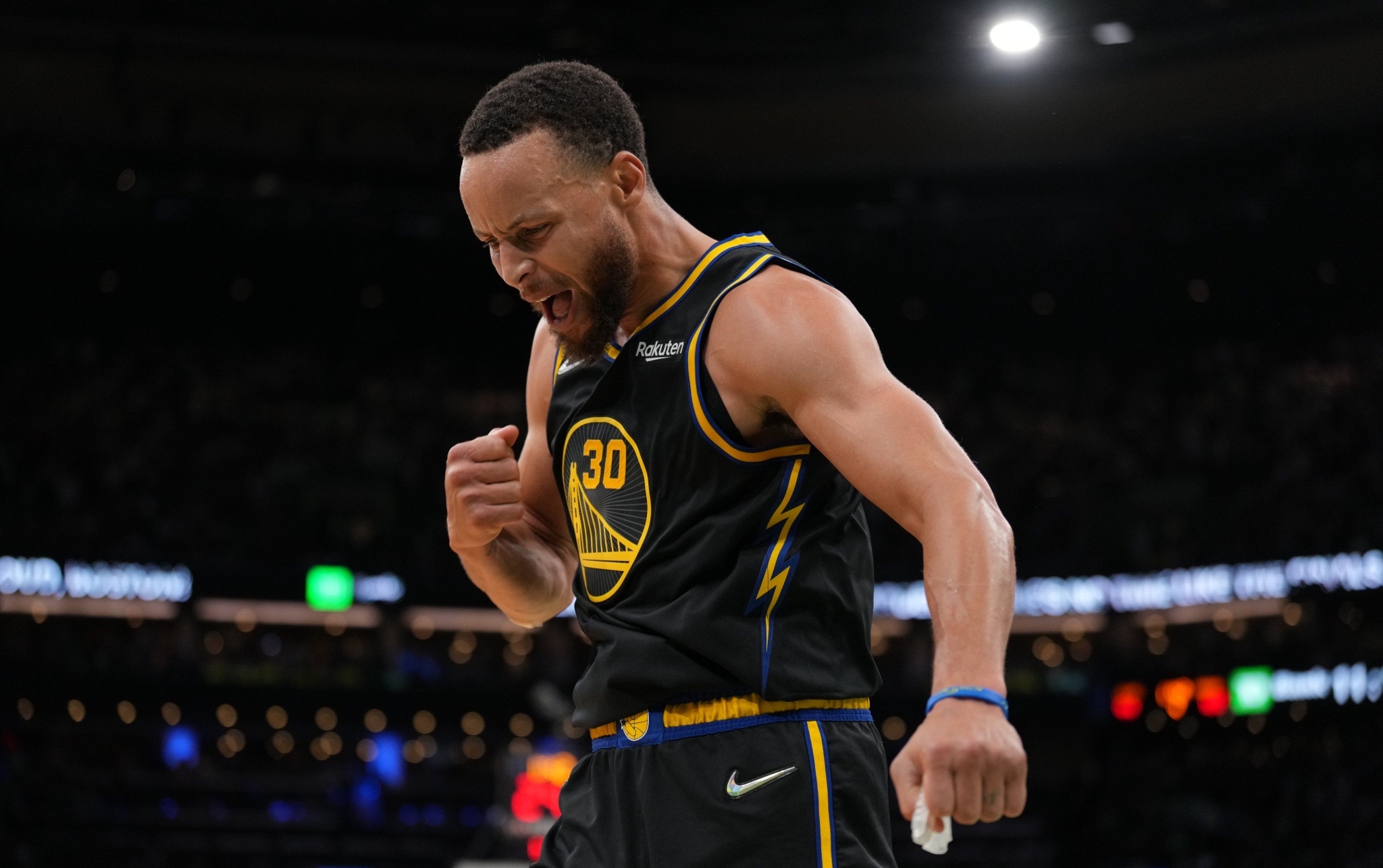 勇士遭遇痛失,库里仍然稳定表现 勇士遭遇痛失,库里仍然稳定表现