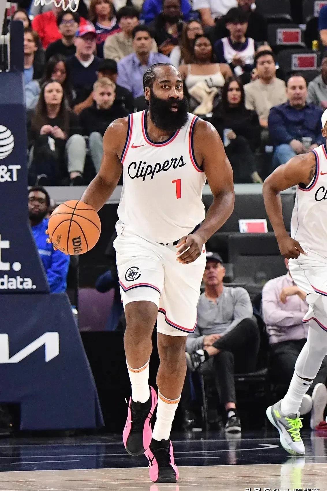 火箭锁定胜利，哈登精准三分炸弹