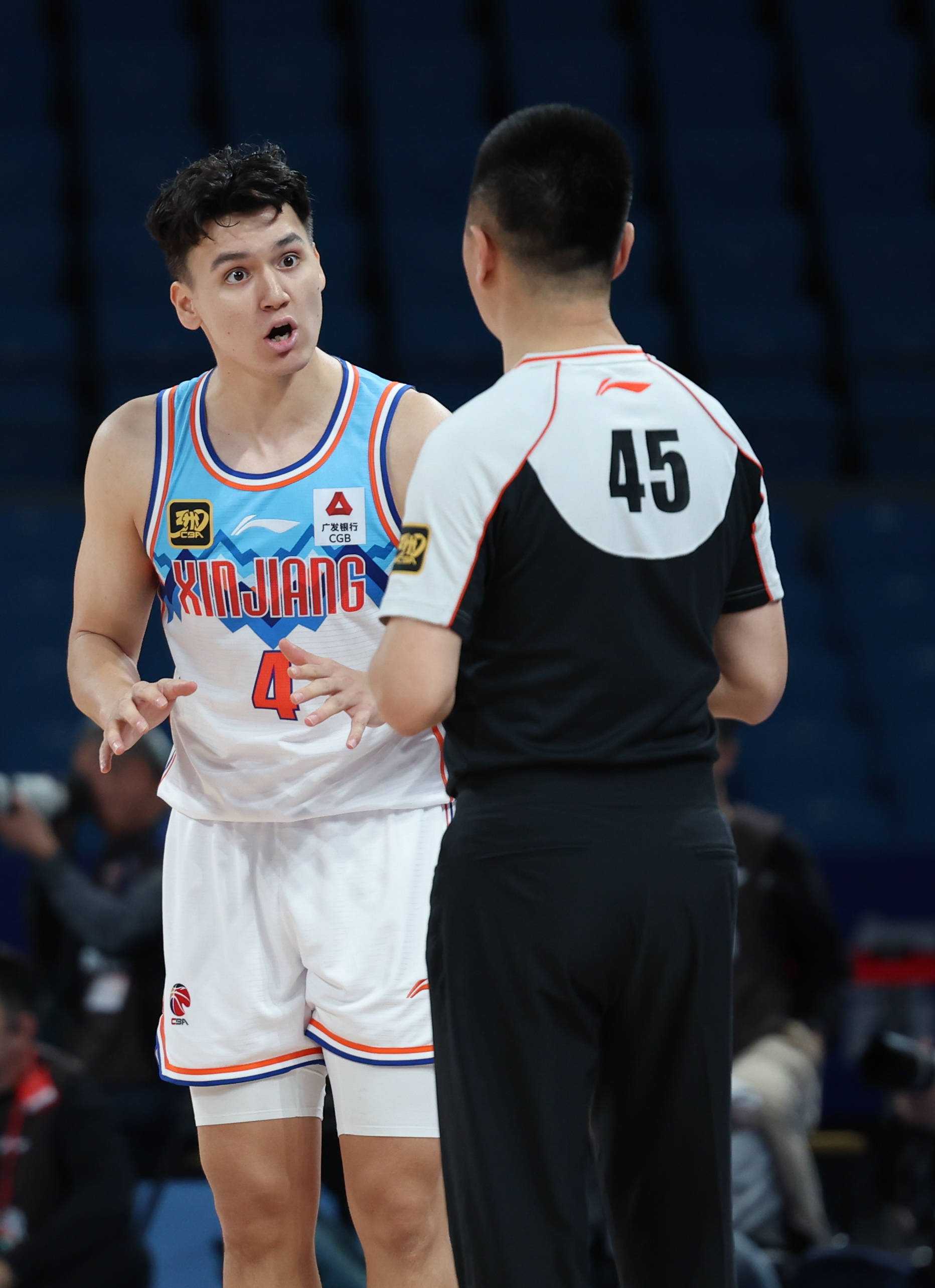 新疆男篮终结北控队连胜，霸气归来