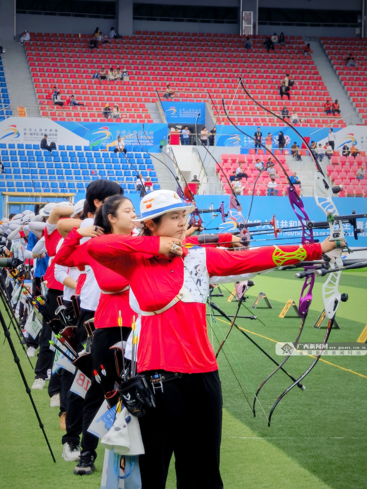 关于射箭比赛现场十分激烈，选手高超技艺惊艳观众的信息