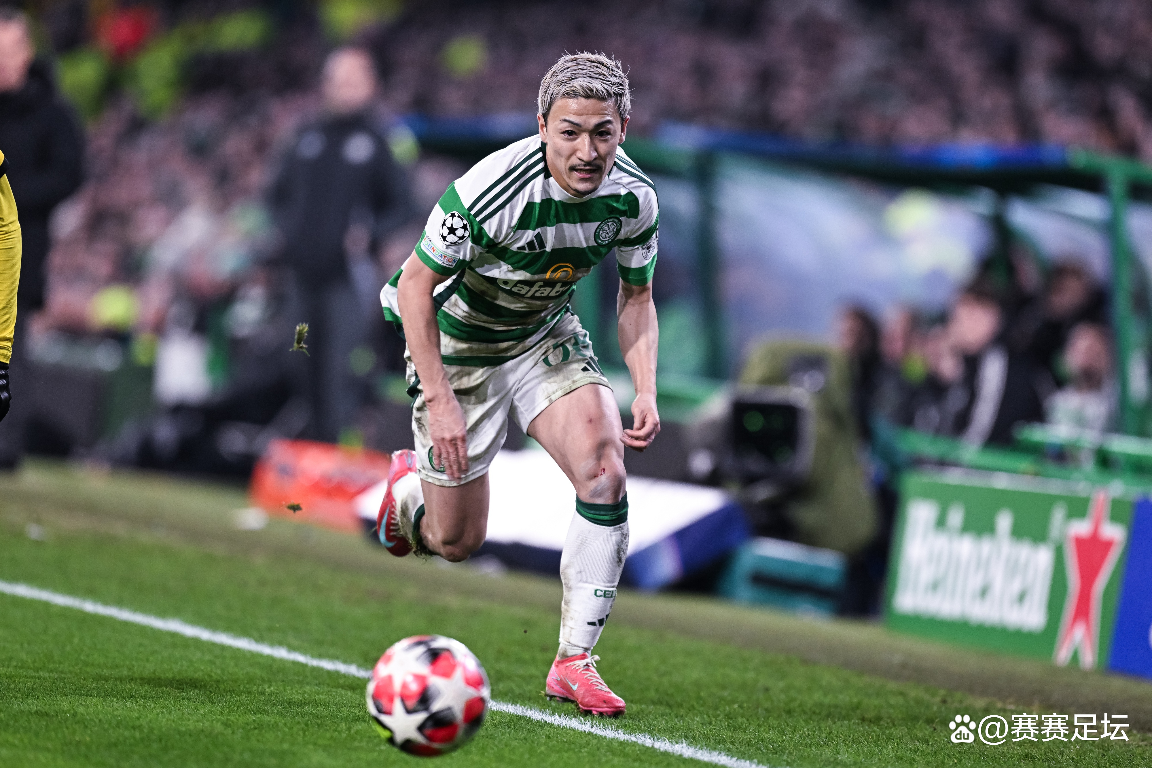 aoa体育新闻-拜仁慕尼黑大获全胜，携手成功晋级